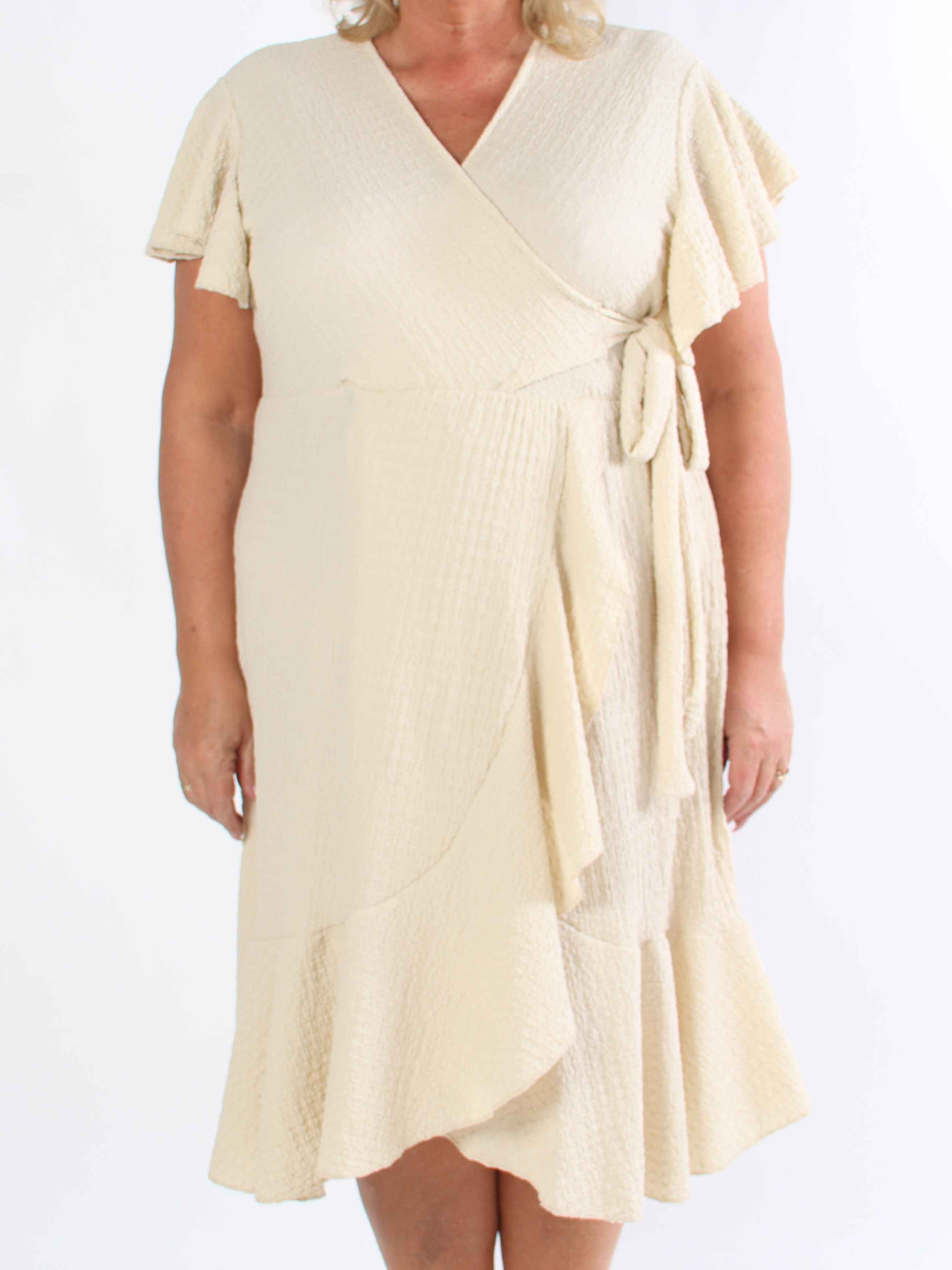 Eliana - Söt plus size-klänning i omlottmodell med volanger